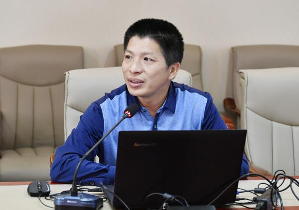 党委宣传部部长徐卫东作报告___.jpg
