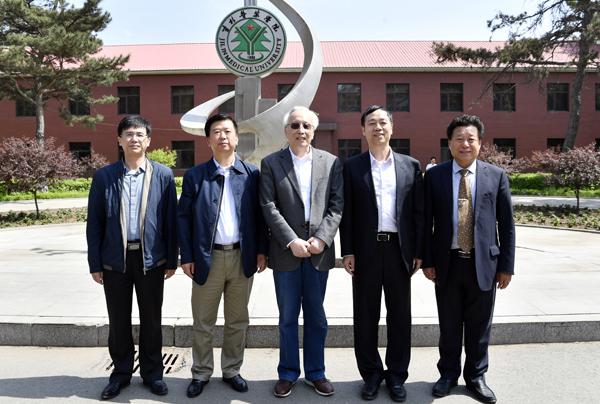 孙正聿教授（中）与部分校领导在校史馆前___.jpg
