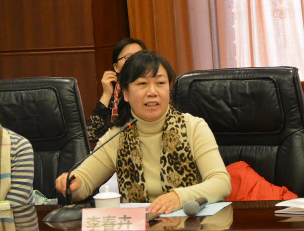 李春卉院长主持会议__.jpg