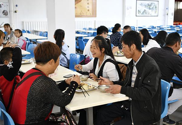 6食堂的饭菜很可口__.jpg