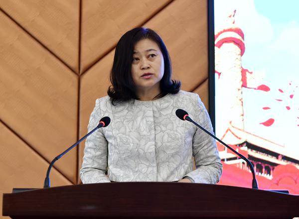 马克思主义学院院长姜淑兰宣读“学习筑梦班”培养方案___.jpg
