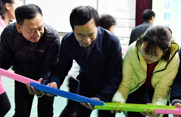 学校校长蔡建辉（左二）参与比赛___.jpg