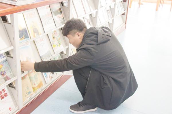 志愿者整理图书__.jpg