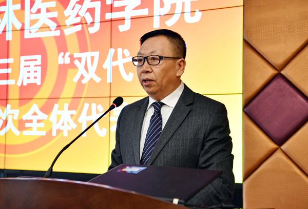 学校工会主席何加军主持会议__.jpg