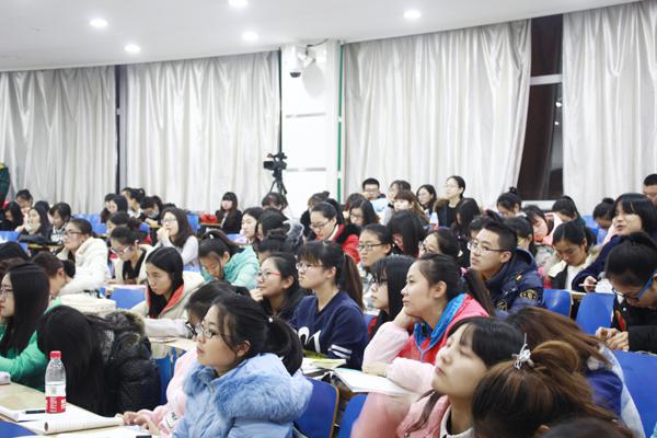 同学们在认真听讲座__.jpg