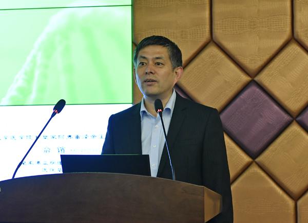 王舒然处长主持报告会__.jpg