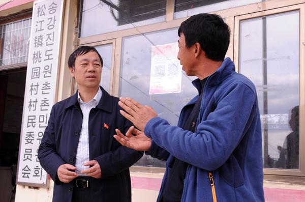4、听取桃园村党支部书记情况介绍___.jpg