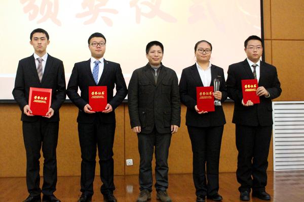 徐卫东部长为获奖者颁奖___.jpg