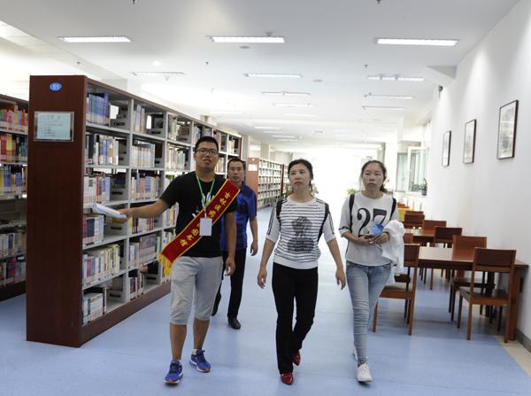 1新生和父母一同参观图书馆__.jpg