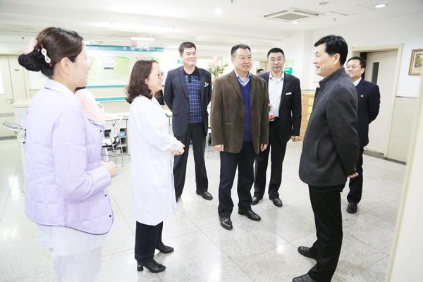 张书记走访慰问一线医护人员__.jpg