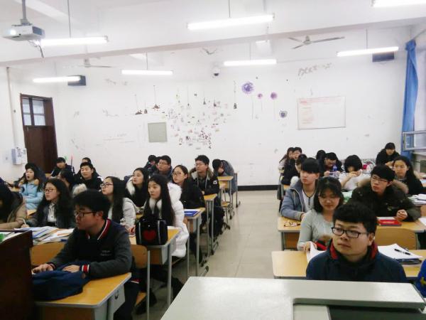 同学们认真观看视频__.jpg