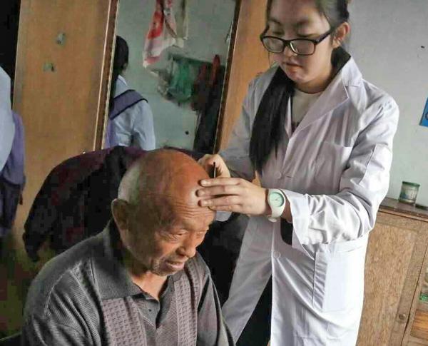 义工为患者作诊疗__.jpg