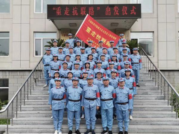 党员们合影留念.jpg