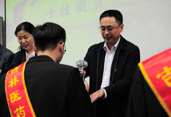 张印副书记为获奖代表颁奖__.jpg