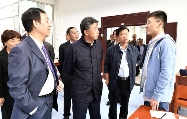 张焕秋书记与我校学生亲切交流___.jpg