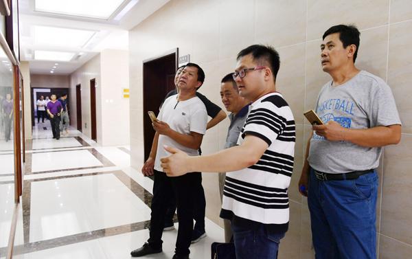 校友们深情参观校史陈列馆___.jpg