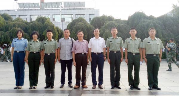 肖华军（右五）、蔡建辉（右四）、王柳行（右六）与退伍复员学生代表合影___.jpg