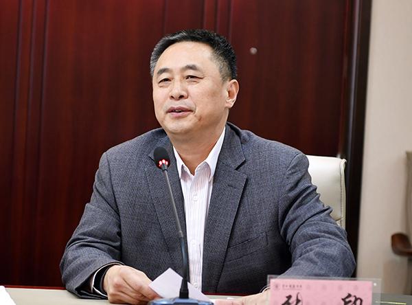 学校党委副书记张印主持会议__.jpg