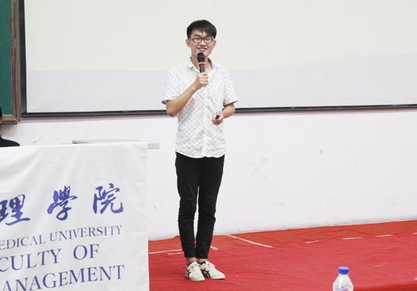 13级信息管理与信息系统本科班的学生代表李兆乾上台发言__.jpg