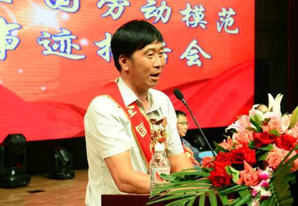 劳模常赉作报告___.jpg