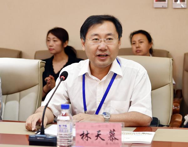 吉林省卫生计生委医政管处处长林天慕主持会议___.jpg