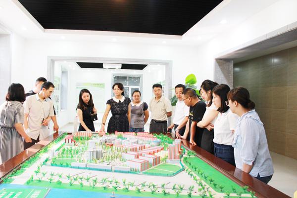观看学校模型__.jpg
