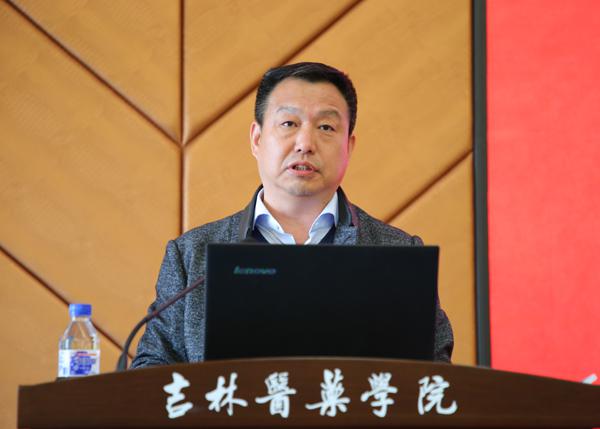 学校副校长王柳行主持报告会__.jpg