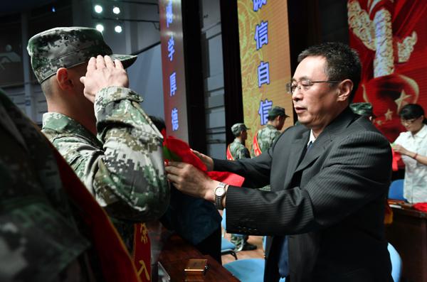 2主席台领导为入伍学生佩戴光荣花__.jpg
