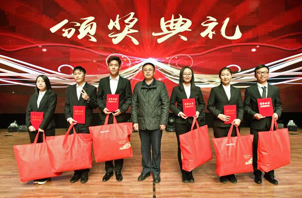 张印副书记为一等奖获得团队颁奖__.jpg