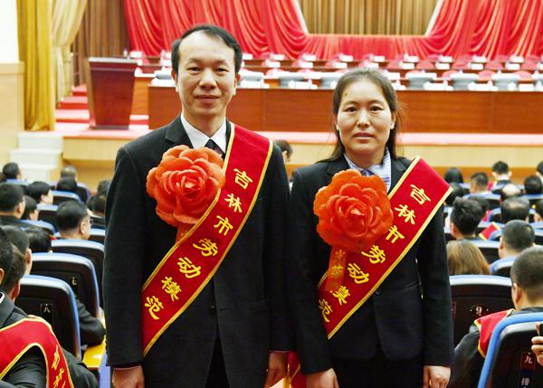 王会岩（右）、梅继文两位老师获评“劳动模范”并现场领奖___.jpg