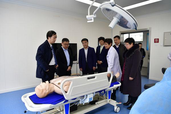 9参观医学实验中心__.jpg