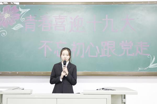 讲解员讲解__.jpg