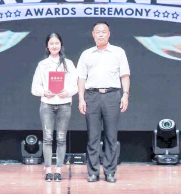 冠军张漠与孟书记合影__.jpg