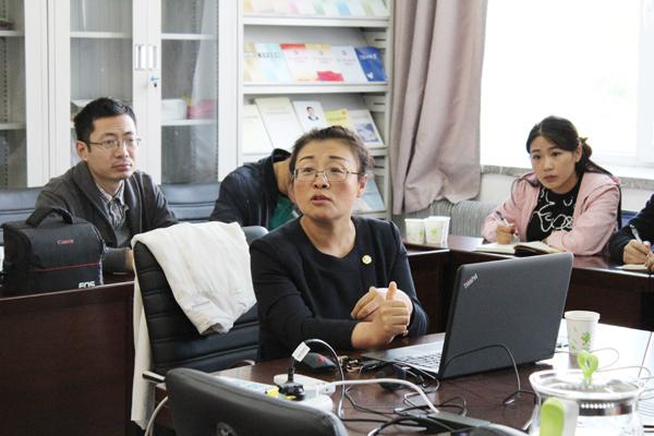 李卉教授正在讲解__.jpg