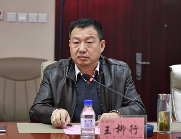 学校副校长王柳行主持座谈会__.jpg
