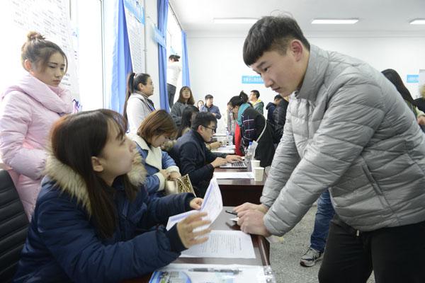 学生与招聘者交流__.jpg