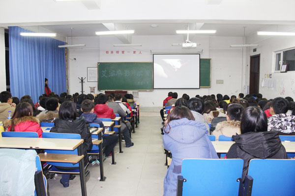 大一学生观看预防艾滋病微电影__.jpg