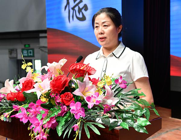 学生工作部部长杨红主持会议___.jpg
