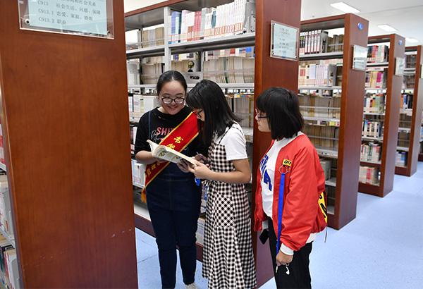 4学姐带新生参观校史馆__.jpg
