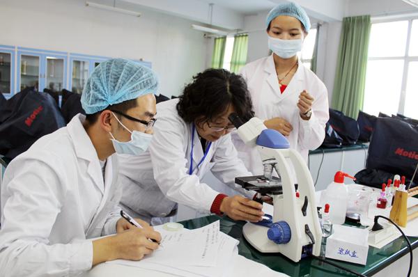 老师指导学生实验___.jpg