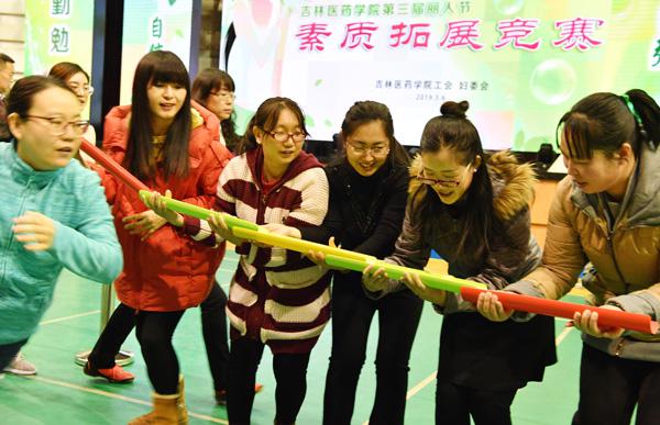 教工们参加“珠行万里”比赛项目___.jpg