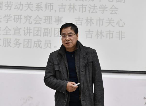 牛远方老师作报告__.jpg