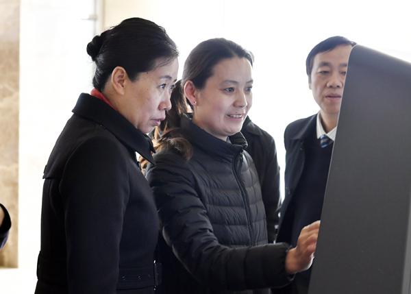 李晓杰（左）体验图书自助借还操作___.jpg