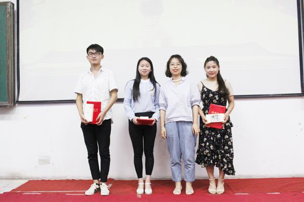 许健主任与优秀就业创业毕业生合影留念__.jpg