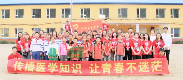 志愿者与江南乡小学同学们合照__.jpg