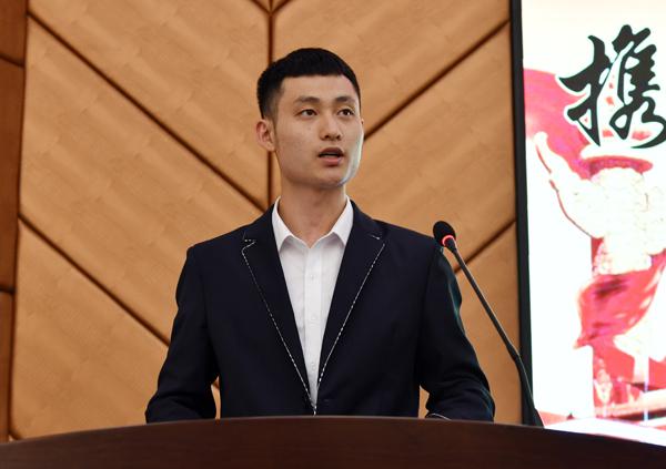 报名应征入伍学生李泽向全校学生发起倡议___.jpg