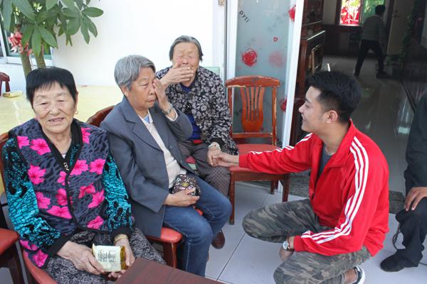 1亲切交谈__.jpg