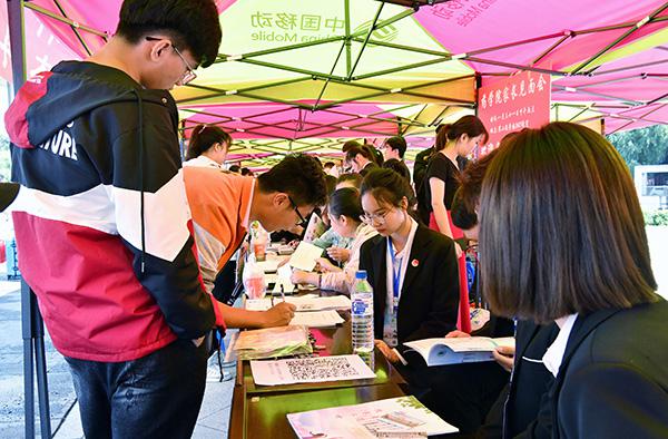 迎新人员协助新生办理入学手续___.jpg