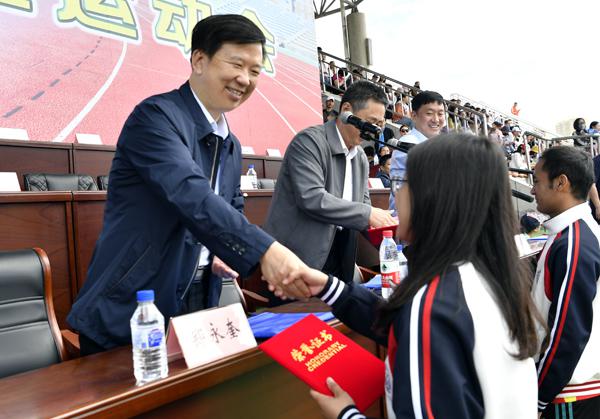 郑永奎书记为获奖者颁奖___.jpg