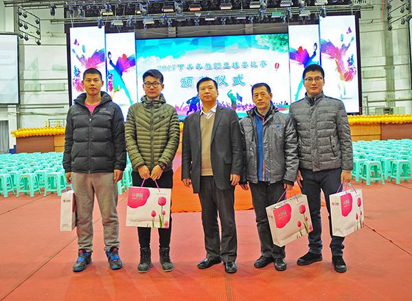 1郑永奎书记（中）为获奖者颁奖__.jpg